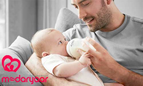 تغذیه نوزاد توسط شیرخشک