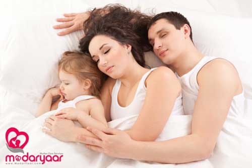 خوابیدن نوزاد کنار والدین