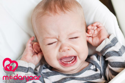 سوراخ کردن گوش نوزاد دختر