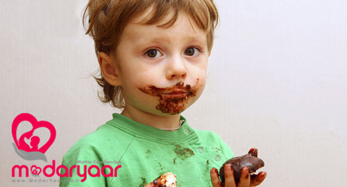شکلات خوردن کودک